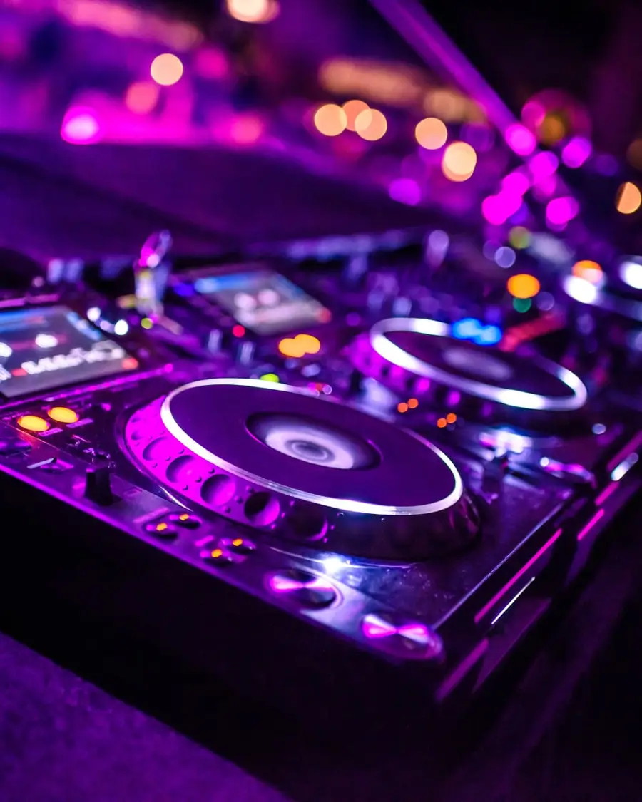 DJs